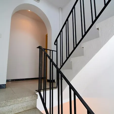 Apartamento Apartment With Two Rooms In Lescala